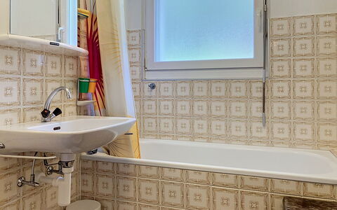 Grand-Pré B: Wall, Flooring, Floor, Bathroom, Plumbing Fixture, Interior Design, Plumbing, Tile, Room, Tap