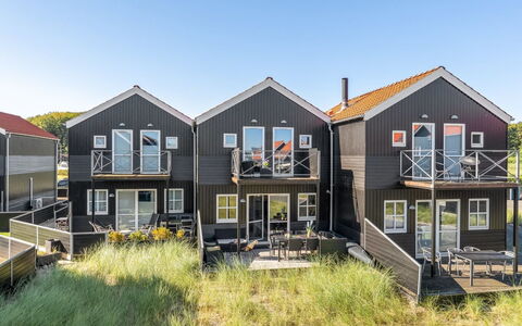 Alli - 100M from the Sea: Cottage, Siding, Balcony, Porch