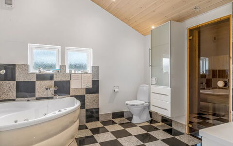 Clarice - 250M to the Fjord: Flooring, Floor, Plumbing Fixture, Interior Design, Ceiling, Bathroom, Plumbing, Tile, Composite Material, Room