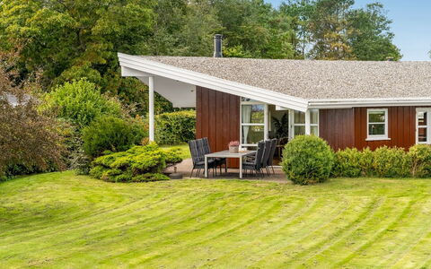 Heilo - from the Sea: Grass, House, Home, Roof, Shrub, Cottage, Residential Area, Land Lot, Garden