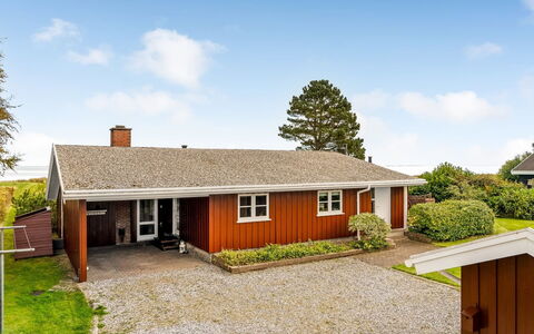 Heilo - from the Sea: Building, House, Roof, Home, Cottage, Shrub, Rural Area, Farmhouse, Estate, Lawn