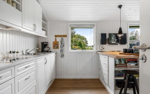 Grith - 740M to the Fjord: Wood, Kitchen, Flooring, Interior Design, Countertop, Floor, Cabinetry, Kitchen Appliance, Home, Major Appliance