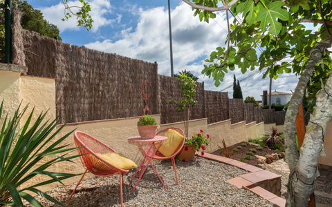 Marsa: Vegetation, Shrub, Spring, Cottage, Garden, Shade, Backyard, Yard, Chair