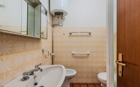 Nido del Brenta: Flooring, Bathroom, Plumbing Fixture, Interior Design, Floor, Bathroom Sink, Sink, Toilet, Toilet Seat, Plumbing