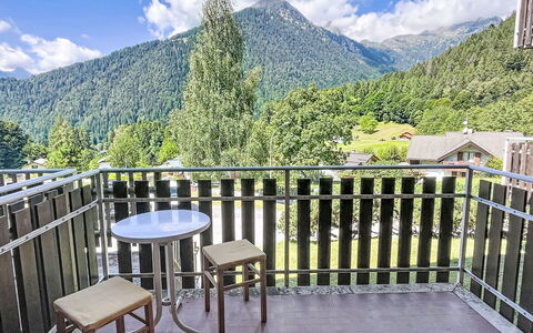 Nido del Brenta: Vegetation, Shrub, Spring, Cottage, Garden, Shade, Backyard, Yard, Chair