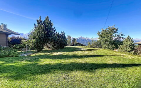Les Naines Brunes: Grass, Green, Landscape, Hill, Grassland, Land Lot, Plain, Lawn, Mountain Range, Hill Station