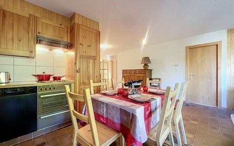 Les Naines Brunes: Wood, Interior Design, Ceiling, Furniture, Room, Hardwood, Cabinetry, Wood Stain, Kitchen, Cupboard