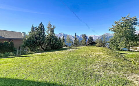 Les Naines Brunes: Green, Grass, Landscape, Grassland, Land Lot, Plain, Lawn, Meadow, Pasture