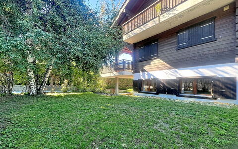Les Naines Brunes: Residential Area, House, Home, Lawn, Garden, Shade, Estate, Cottage, Yard, Backyard