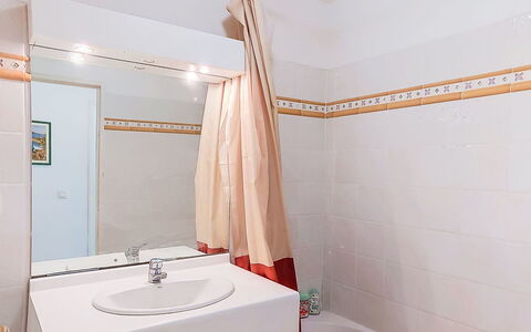 Virginie: Flooring, Plumbing Fixture, Interior Design, Floor, Bathroom, Bathroom Sink, Plumbing, Sink, Room, Tap