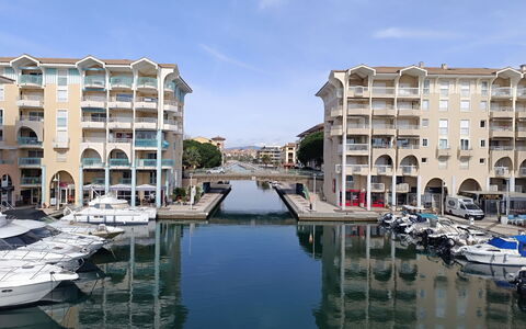 Virginie: Boat, Water, Watercraft, Marina, Boats And Boating--Equipment And Supplies, Waterway, Channel, Port, Apartment, Naval Architecture
