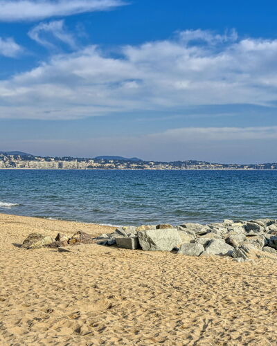Virginie: Sky, Blue, Water, Water Resources, Body Of Water, Beach, Natural Environment, Coast, Horizon, Coastal And Oceanic Landforms