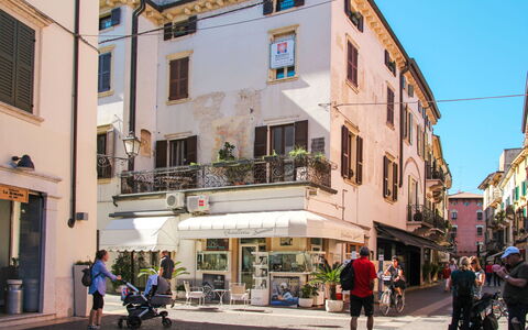Peschiera del Garda 689: Building, Window, Town, Street, Road Surface, Urban Area, City, Neighbourhood, Road, Facade