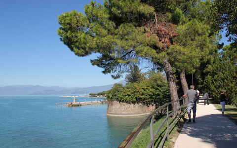 Peschiera del Garda 689: Body Of Water, Coastal And Oceanic Landforms, Coast, Bank, Sea, Lake, Ocean, Tropics, Shore, Sound