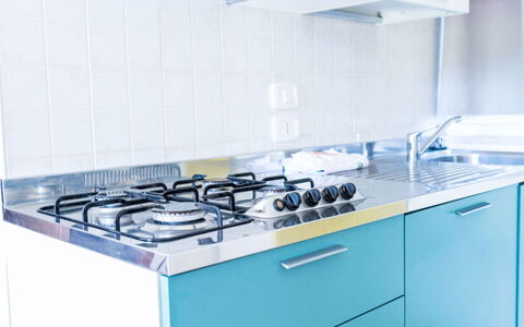 Peschiera del Garda 689: Blue, Major Appliance, Kitchen, Kitchen Stove, Kitchen Appliance, Stove, Cabinetry, Gas Stove, Countertop, Flooring