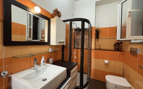Appartamento Il Vulcano: Bathroom Sink, Bathroom, Sink, Interior Design, Plumbing Fixture, Mirror, Countertop, Flooring, Bathroom Cabinet, Tap