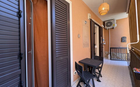 Appartamento Il Vulcano: Floor, Door, Apartment, Wood Stain, Chair, Balcony, Hardwood, Home Door