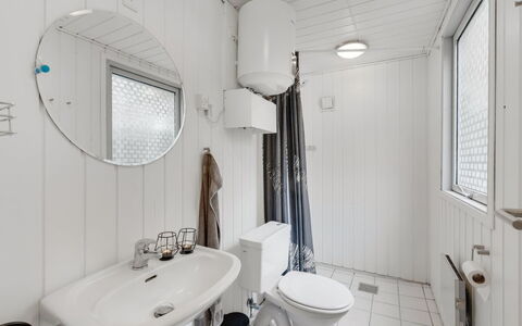 Hubert - 450M to the Fjord: Plumbing Fixture, Bathroom, Sink, Interior Design, Toilet Seat, Toilet, Bathroom Sink, Tap, Flooring, Ceiling