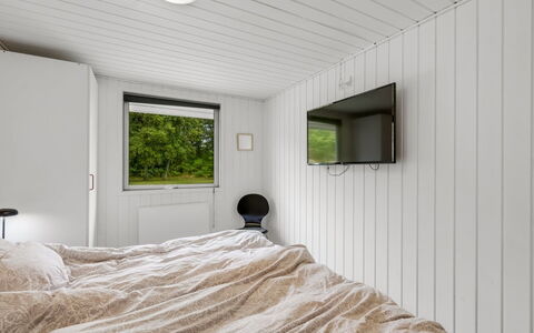 Hubert - 450M to the Fjord: Wall, Wood, Bedroom, Ceiling, Interior Design, Floor, Flooring, Bed Sheet, Bed, Bedding