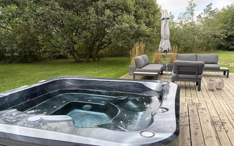 Pirka - 500M from the Sea: Jacuzzi, Garden, Bathtub, Swimming Pool, Plumbing Fixture, Houseplant, Water Feature, Courtyard