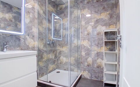 Buky Escape: Plumbing Fixture, Flooring, Floor, Interior Design, Bathroom, Plumbing, Room, Tile, Tap, Mirror