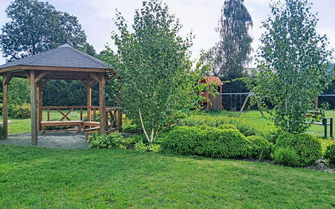 Buky Escape: Tree, Garden, Shrub, Lawn, Groundcover, Spring, Woody Plant, Shade