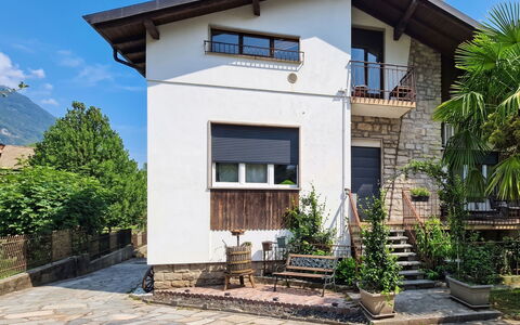 Villa Chiara e Chloe: Building, Wall, Window, House, Home, Door, Residential Area, Facade, Architecture