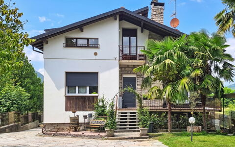 Villa Chiara e Chloe: Building, Wall, Window, House, Home, Residential Area, Architecture, Door, Facade