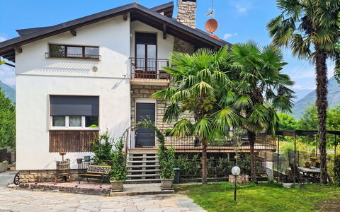 Villa Chiara e Chloe: Building, Window, House, Residential Area, Home, Architecture, Cottage, Door, Balcony