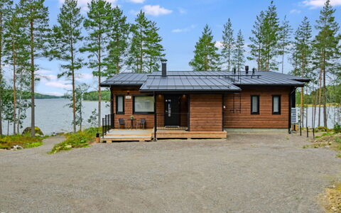 Jäkälänkallion Ranta: Roof, Home, Siding, Cottage, Yard, Hardwood, Design, Garden Buildings, Wood Stain, Farmhouse