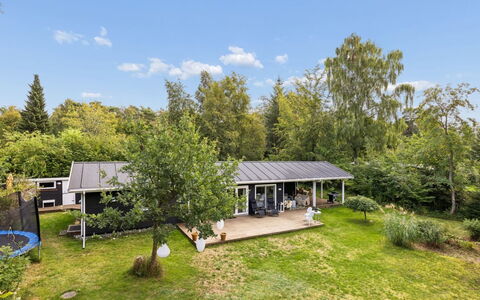Ølvir - 525M from the Sea: Grass, Shrub, House, Home, Roof, Cottage, Groundcover, Garden, Lawn