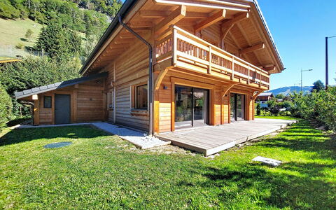 L'Aigle Blanc: Wood, Roof, Cottage, Log Cabin, Estate, Beam, Lumber, Porch, Design, Hardwood