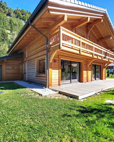 L'Aigle Blanc: Wood, Roof, Cottage, Log Cabin, Estate, Beam, Lumber, Porch, Design, Hardwood