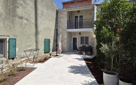 Laiki: Spire, Driveway, Steeple