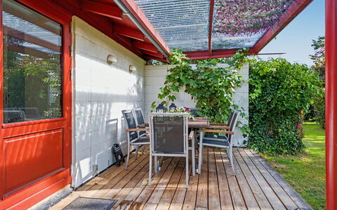 Mea - 750M from the Sea: Wood, Shade, Deck, Outdoor Furniture, Garden, Wood Stain, Hardwood, Yard, Outdoor Structure, Eco Hotel