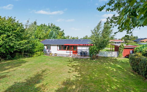 Mea - 750M from the Sea: Grass, Shrub, House, Roof, Home, Garden, Cottage, Groundcover, Lawn