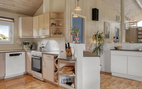 Aderice - 1.6Km from the Sea: Kitchen, Furniture, Countertop, Interior Design, Kitchen Appliance, Flooring, Wood, Ceiling, Cabinetry, Major Appliance