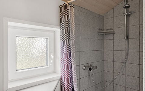 Aderice - 1.6Km from the Sea: Wall, Flooring, Interior Design, Plumbing Fixture, Floor, Bathroom, Ceiling, Plumbing, Room, Composite Material