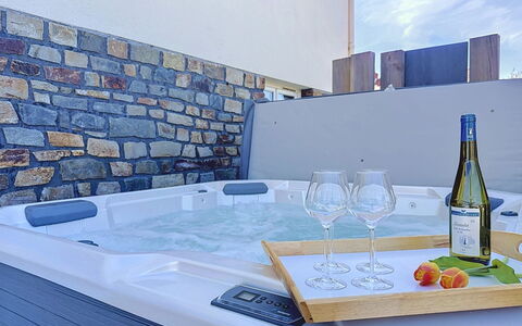 Le Terrier Préfaillais, Jacuzzi: Swimming Pool, Plumbing Fixture, Bathtub, Jacuzzi, Resort, Hotel, Tile, Eco Hotel, Penthouse Apartment