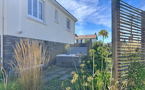 Le Terrier Préfaillais, Jacuzzi: Wall, Residential Area, Shrub, Home, Land Lot, Garden, Fence, Landscaping, Home Fencing, Walkway