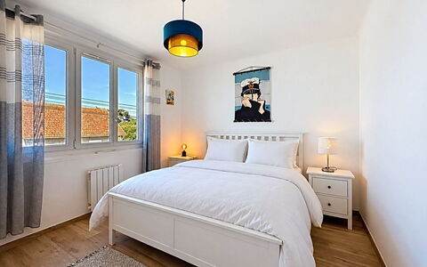Le Terrier Préfaillais, Jacuzzi: Bed, Furniture, Bedroom, Bedding, Interior Design, Bed Sheet, Room, Ceiling, Linens, Floor