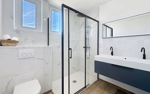 Le Terrier Préfaillais, Jacuzzi: Flooring, Bathroom, Plumbing Fixture, Floor, Interior Design, Plumbing, Tap, Tile, Mirror, Ceiling