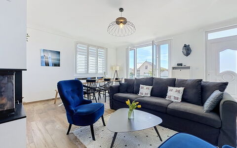 Le Terrier Préfaillais, Jacuzzi: Furniture, Flooring, Interior Design, Couch, Floor, Living Room, Ceiling, Table, Home