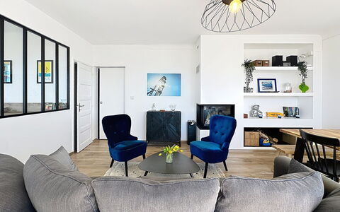 Le Terrier Préfaillais, Jacuzzi: Furniture, Interior Design, Flooring, Couch, Floor, Wall, Living Room, Room, Table, Wood