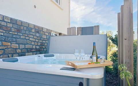 Le Terrier Préfaillais, Jacuzzi: Bathtub, Plumbing Fixture, Composite Material, Jacuzzi, Swimming Pool, Plumbing, Houseplant, Tile, Resort