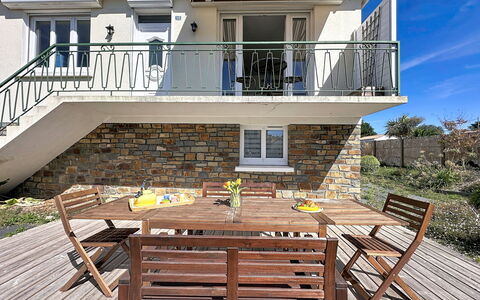 Le Terrier Préfaillais, Jacuzzi: Porch, Furniture, Residential Area, Home, Door, Balcony, Deck, Outdoor Furniture, Chair, Cottage