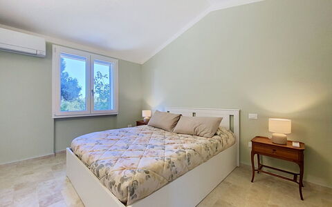 Linaglia: Bed, Bedroom, Interior Design, Bedding, Furniture, Bed Sheet, Flooring, Ceiling, Wood, Floor
