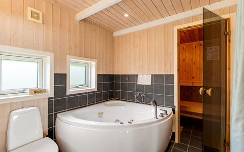 Tobias - 30Km from the Sea: Plumbing Fixture, Flooring, Wood, Bathroom, Floor, Interior Design, Ceiling, Bathtub, Plumbing, Room