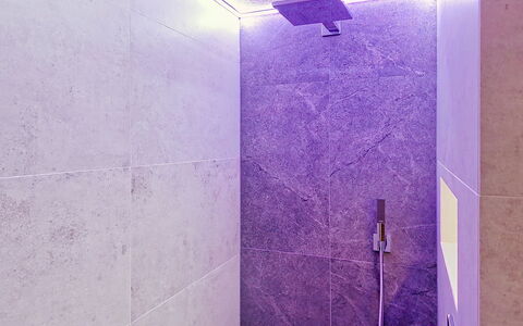 Das Maridl: Plumbing Fixture, Flooring, Ceiling, Floor, Plumbing, Light Fixture, Bathroom, Tile, Shower Head, Shower