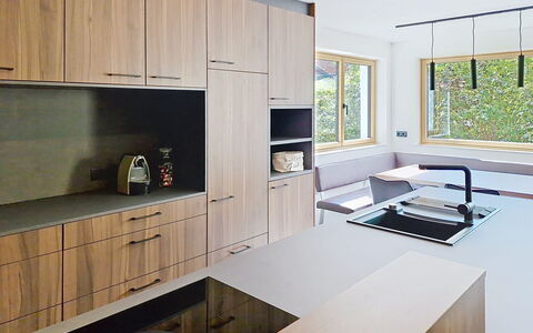 Das Maridl: Countertop, Interior Design, Flooring, Kitchen, Furniture, Wood, Cabinetry, Floor, Kitchen Appliance, Ceiling